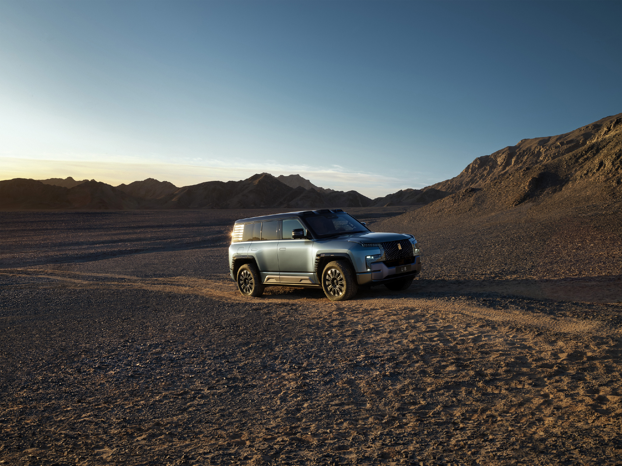 109.8 万元,比亚迪仰望 U8 新能源硬派越野开启预售:综合续航 1000km、首搭六大核心技术 109.8 万元,比亚迪仰望 U8 新能源硬派越野开启预售:综合续航 1000km、首搭六大核心技术