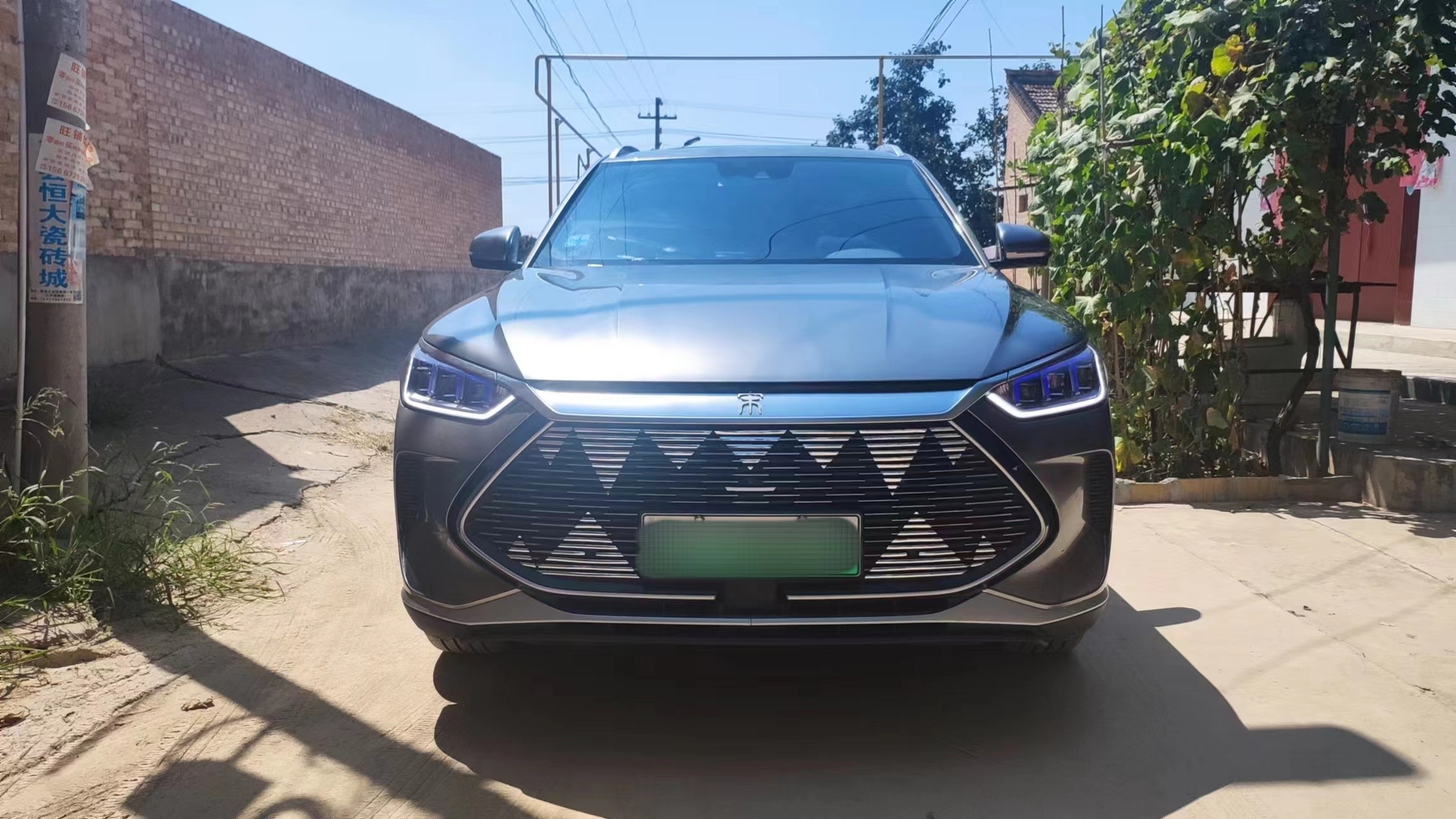 比亚迪宋PlusDmi 💪鲨鱼牙中网牙齿电镀装饰